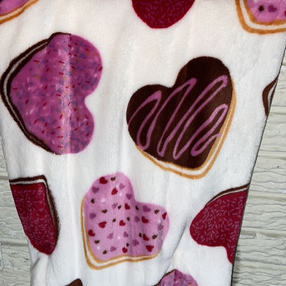 Deco Valentines Day Donut Heart Plush Throw Blanket Super Soft & Cozy 50x70 In - Picture 4 of 6